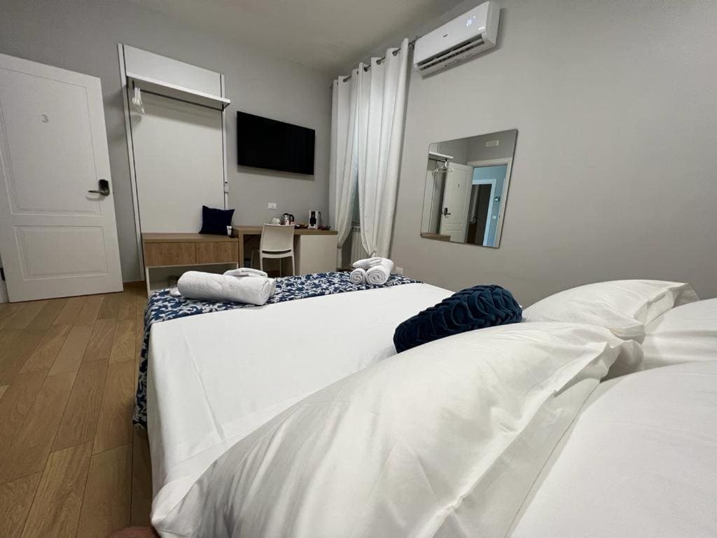 Deluxe Queen Room room - Image 3