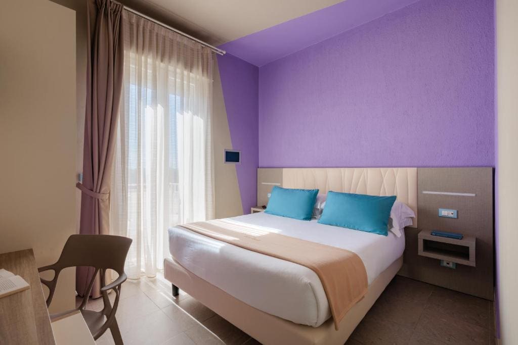 Double Room with Balcony and Sea View room - Image 3