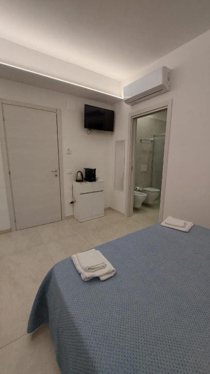 Double Room with Private Bathroom room - Image 2