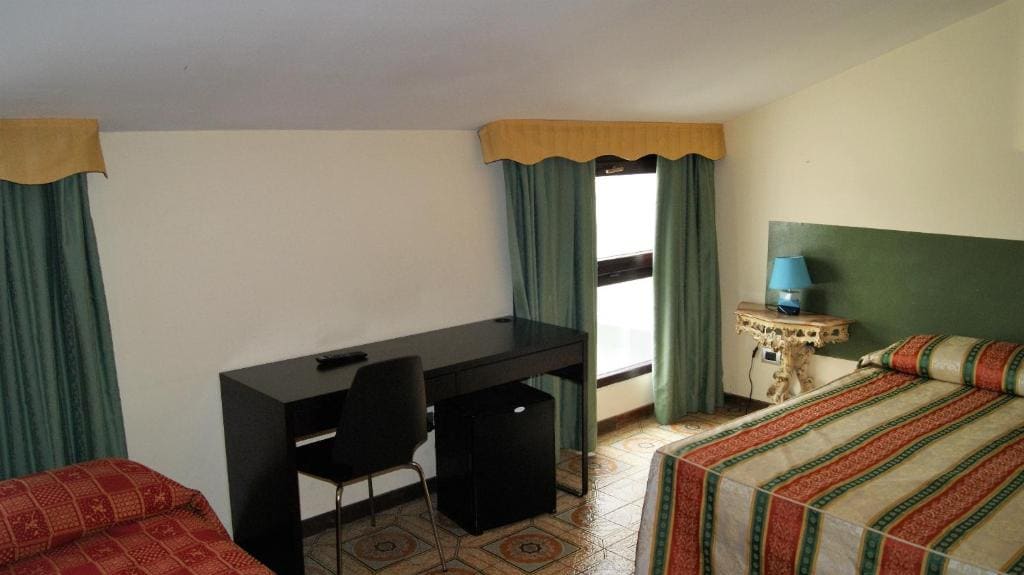 Economy Triple Room room - Image 1