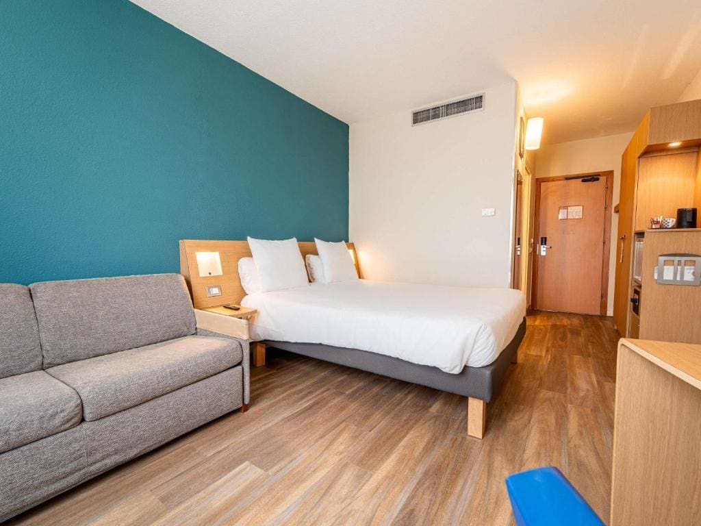 Executive Double Room with Sofa Bed room - Image 1