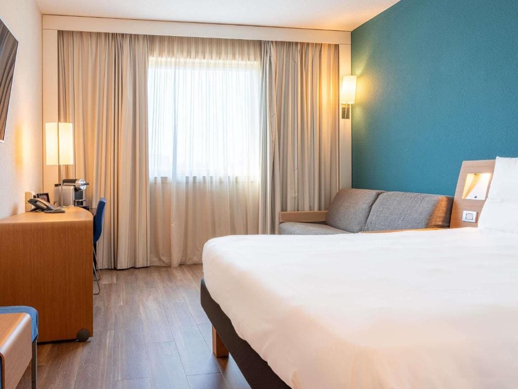 Executive Double Room with Sofa Bed room - Image 2