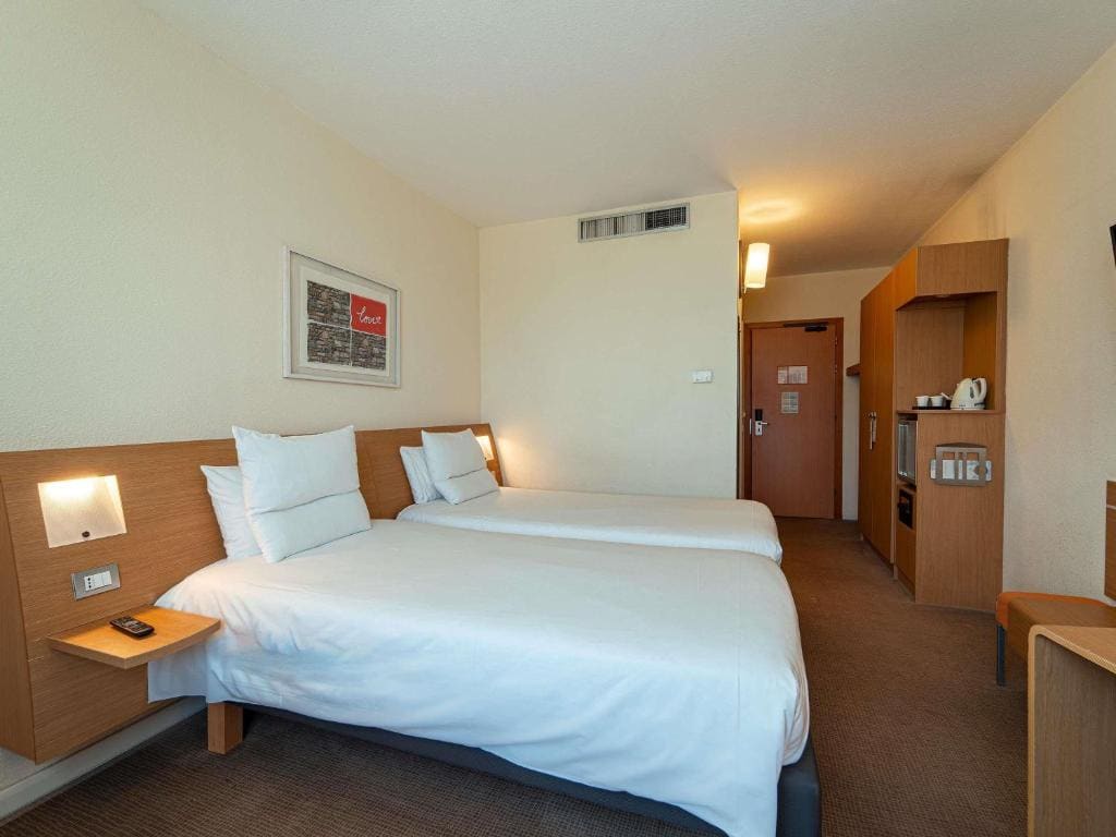 Superior Twin Room room - Image 2