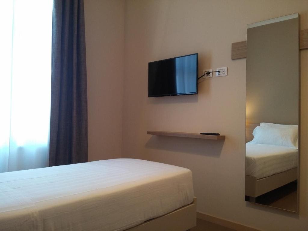 Single Room with Private Bathroom room - Image 2