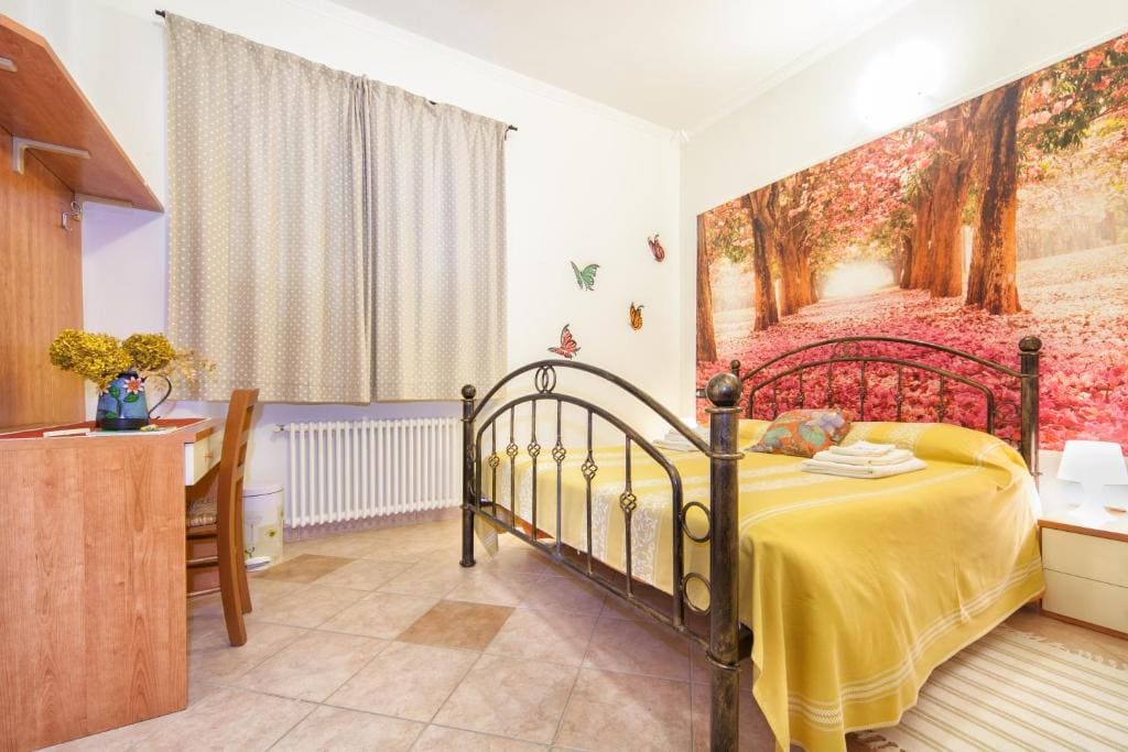 Double Room with Shared Bathroom room - Image 3