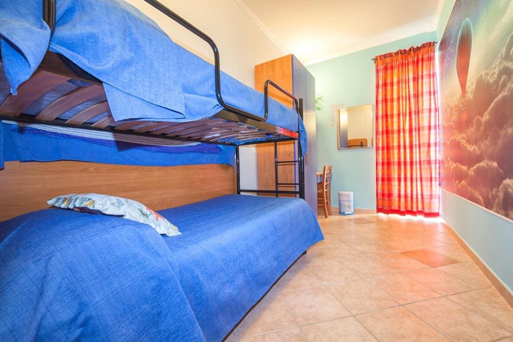 Economy Twin Room with Shared Bathroom room - Image 2
