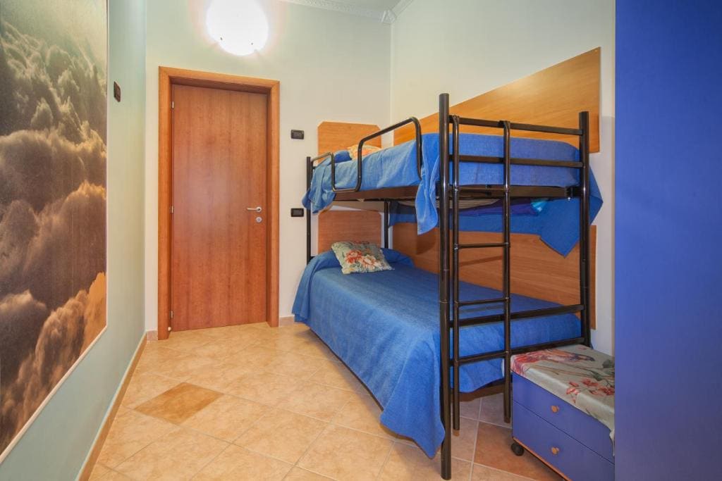 Economy Twin Room with Shared Bathroom room - Image 3