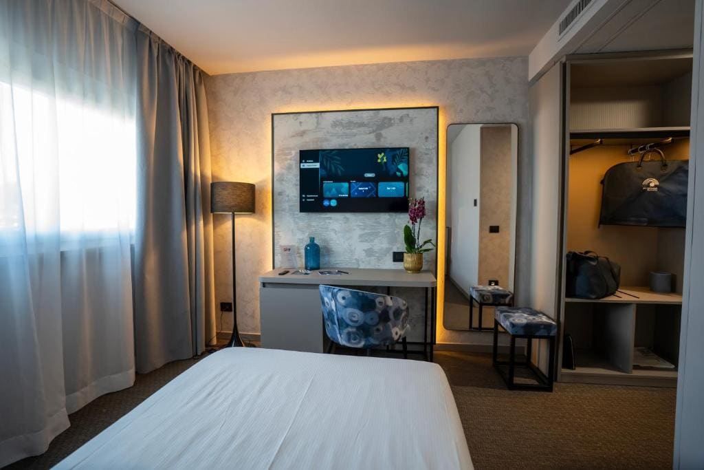 Classic Double or Twin Room (Single Use) room - Image 2