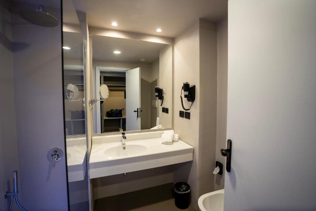 Classic Double or Twin Room (Single Use) room - Image 3