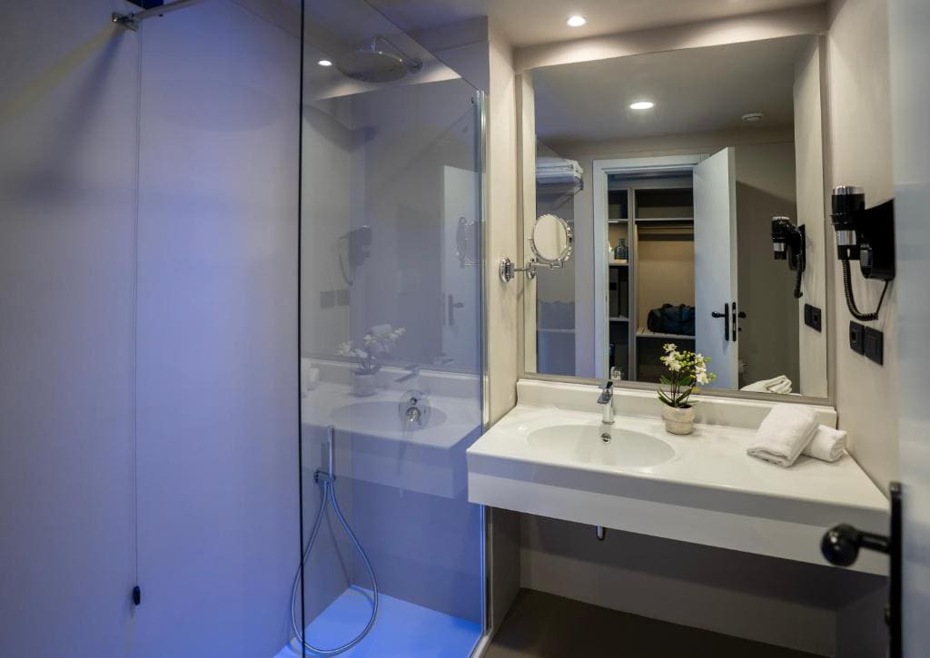 Superior Double or Twin Room room - Image 3