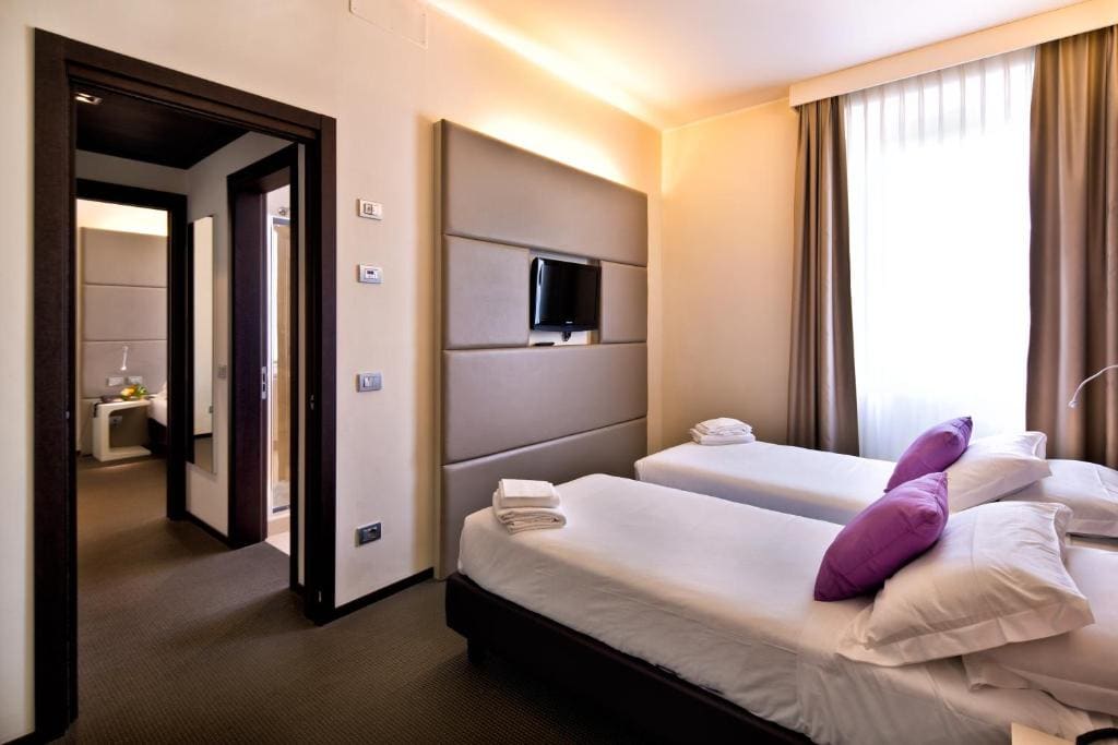 Classic Twin Room - Disability Access room - Image 2