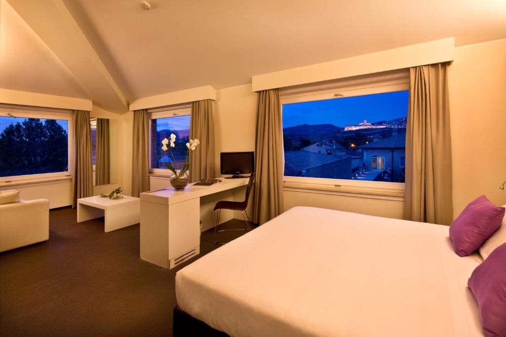 Junior Suite with City View room - Image 2