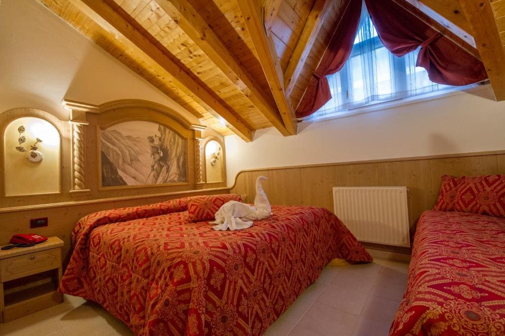 Standard Double Room with Sofa Bed room - Image 2