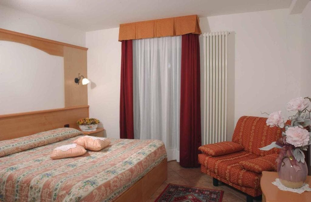 Standard Double Room with Sofa Bed room - Image 3