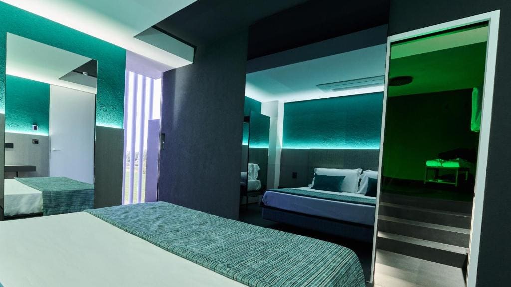 Deluxe King Suite room - Image 3