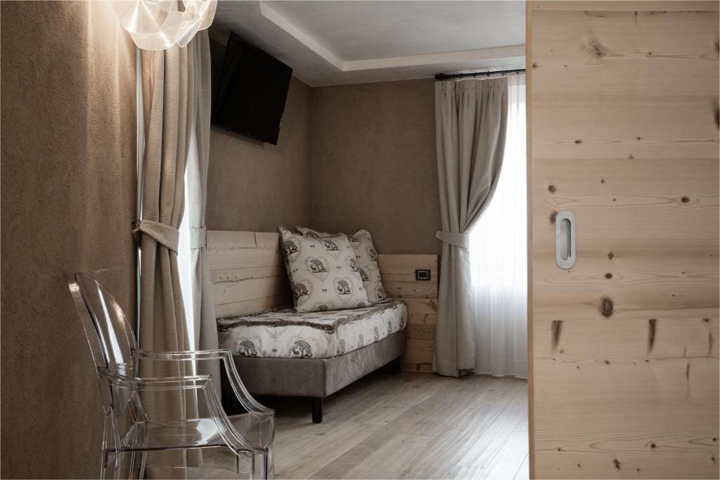 Deluxe Suite room - Image 3