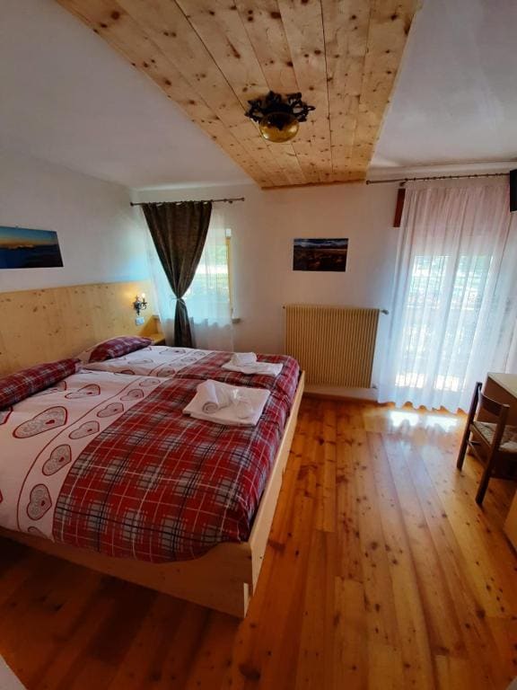 Double Room with Mountain View room - Image 2