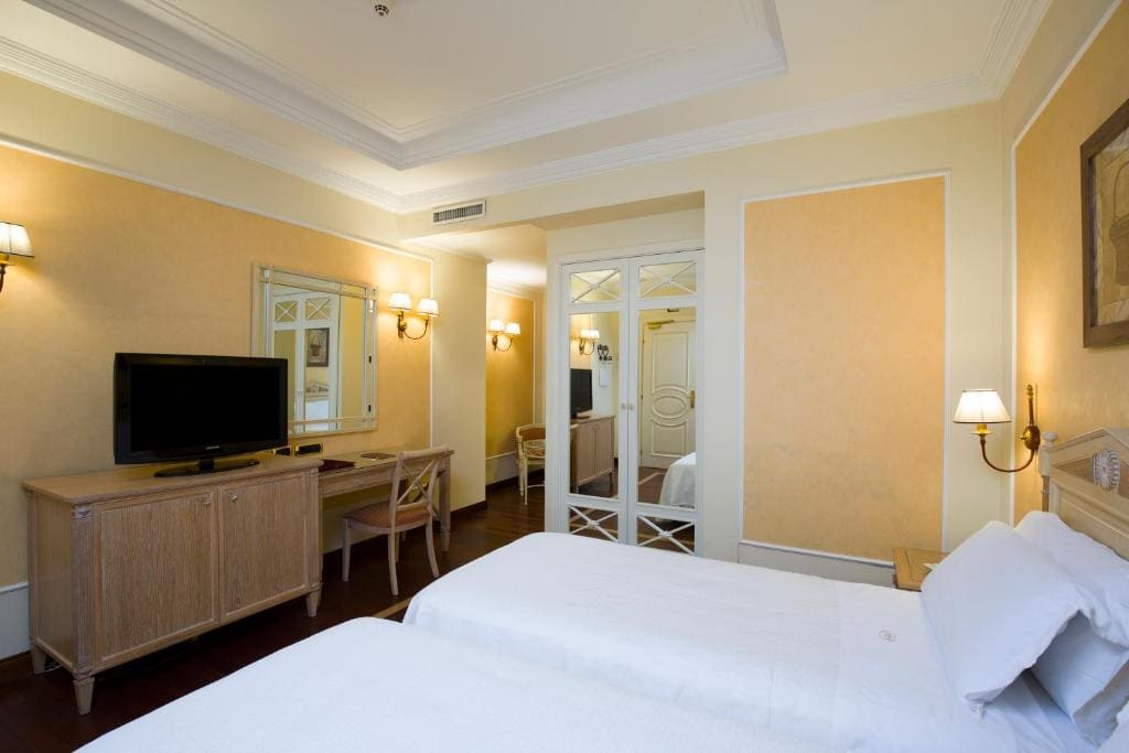 Superior Double or Twin Room room - Image 3