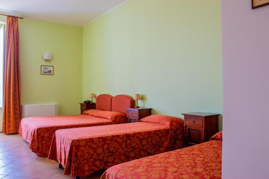 Classic Quadruple Room room - Image 1
