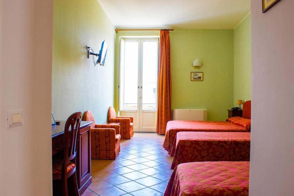 Classic Quadruple Room room - Image 3