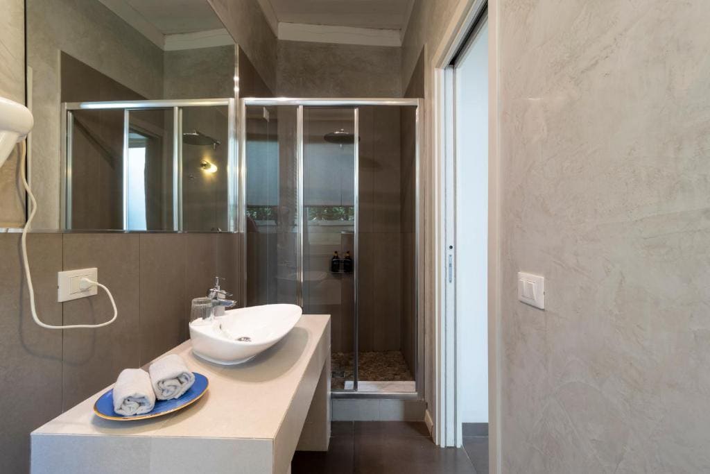 Deluxe Suite with Spa Bath room - Image 3