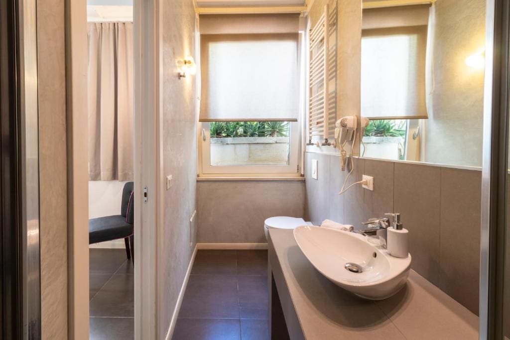 Deluxe Suite with Spa Bath room - Image 2