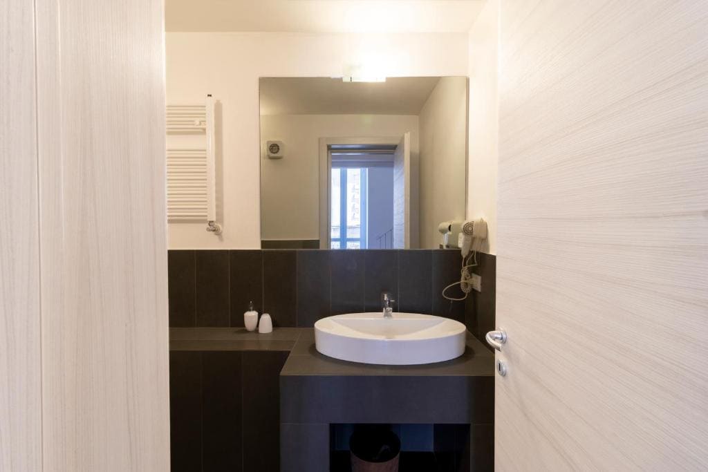 King Suite with Spa Bath room - Image 2