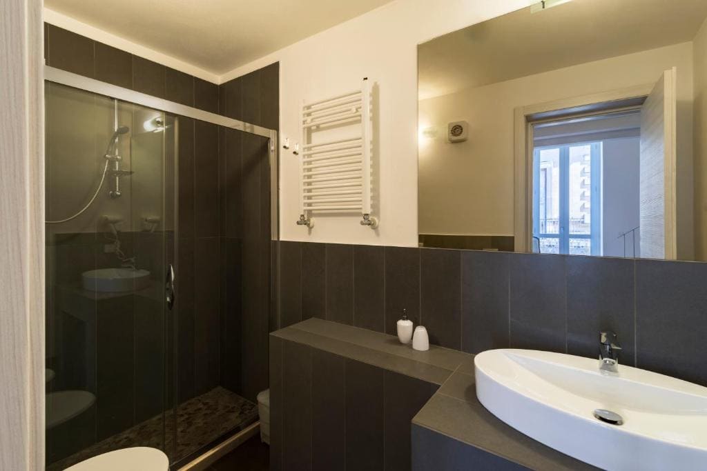 King Suite with Spa Bath room - Image 3