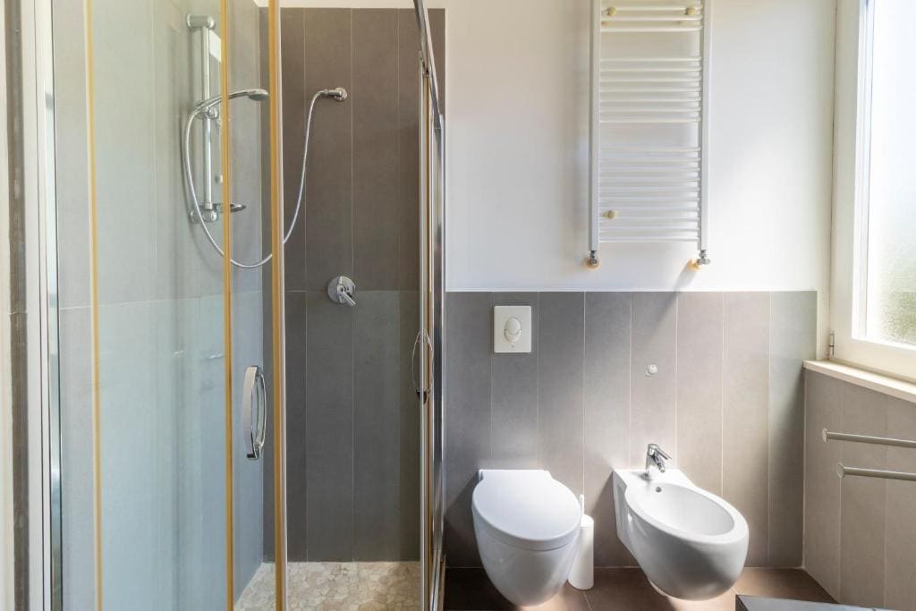 Queen Suite with Spa Bath room - Image 3