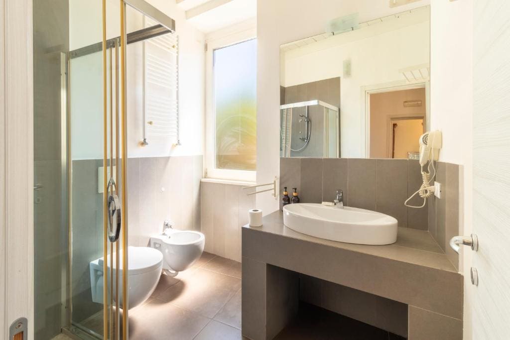 Queen Suite with Spa Bath room - Image 2