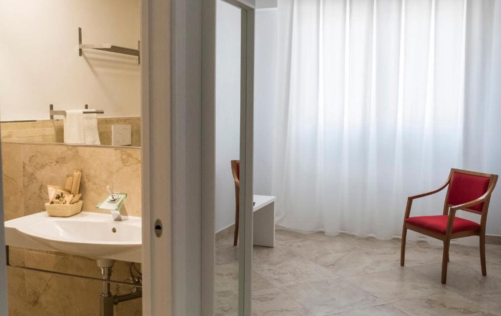 Deluxe Double or Twin Room room - Image 1