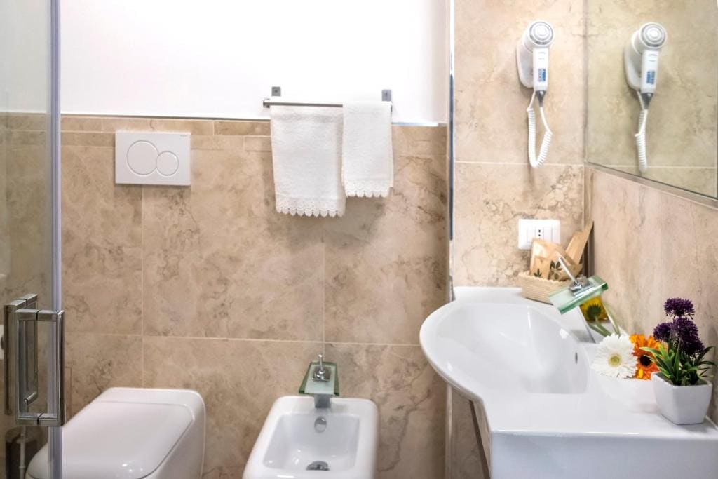 Standard Double or Twin Room room - Image 3