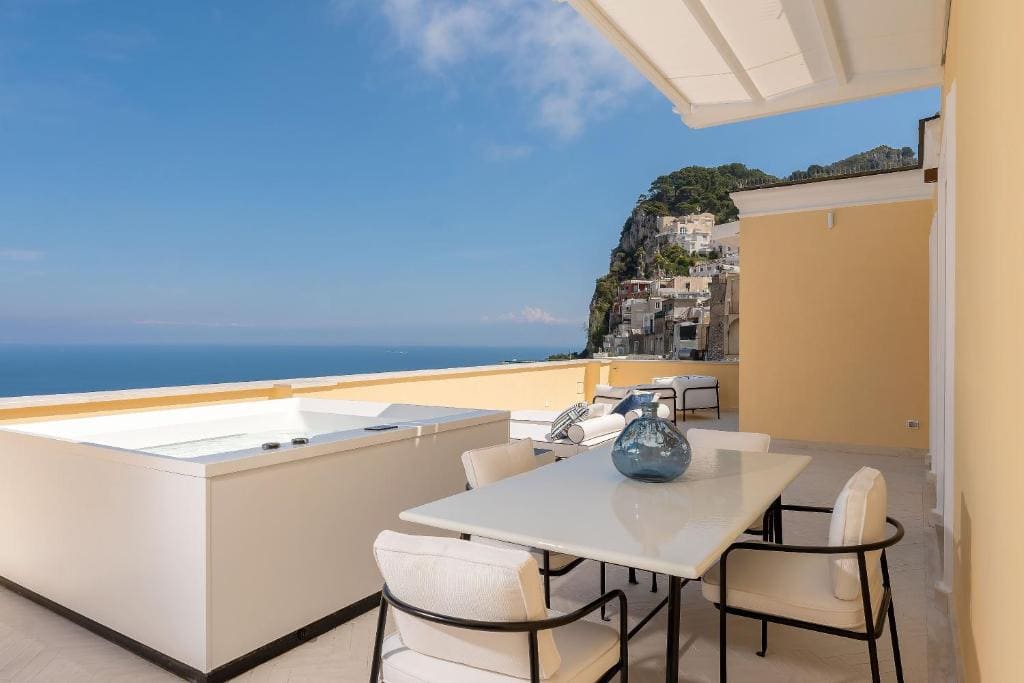 Deluxe Suite with Spa Bath room - Image 1