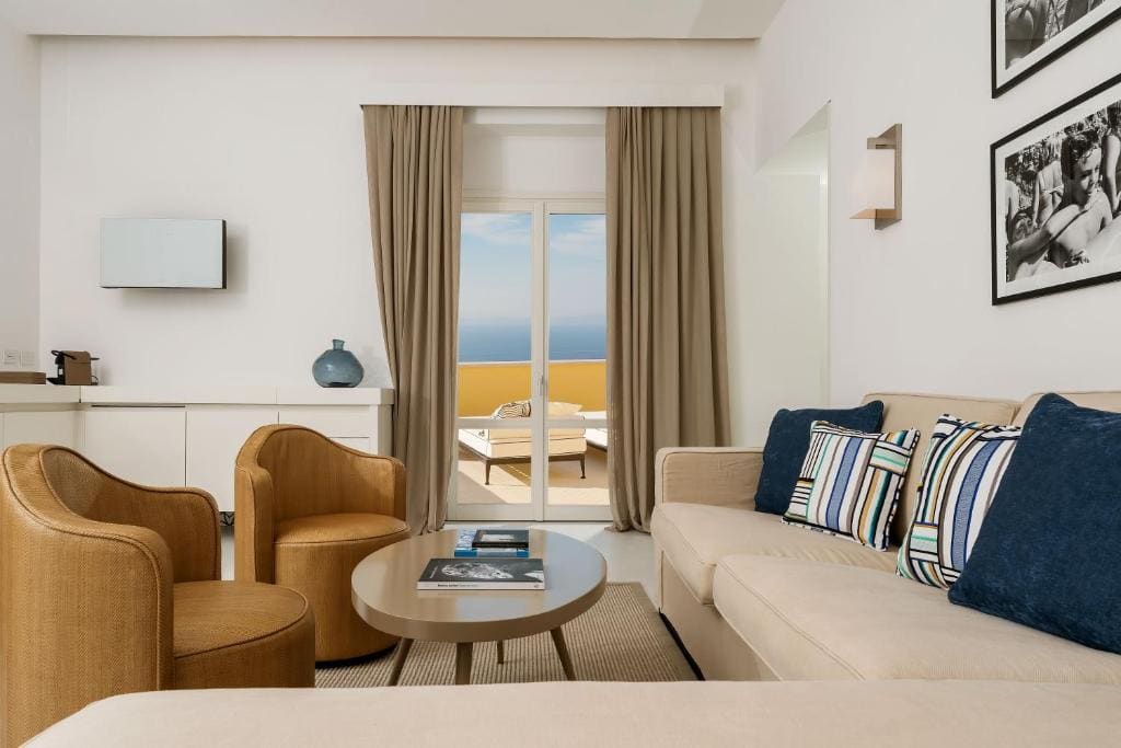 Deluxe Suite with Spa Bath room - Image 3