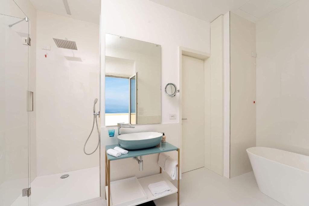 Suite with Spa Bath room - Image 1