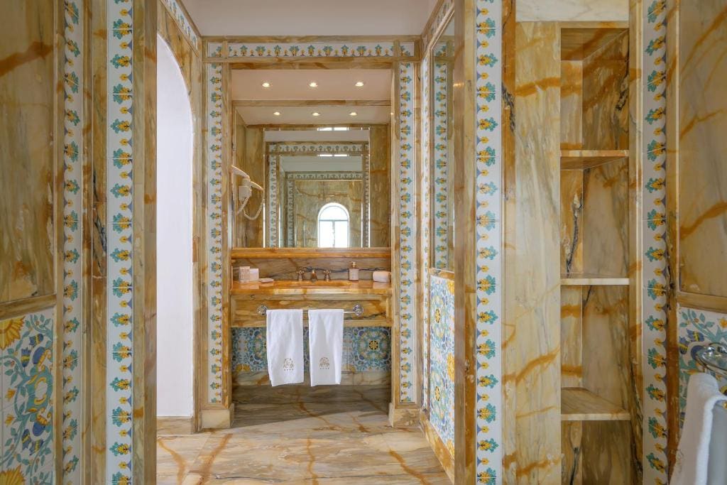 Deluxe Suite with Sea View room - Image 2