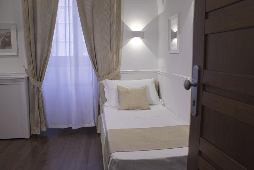 Deluxe Room room - Image 2