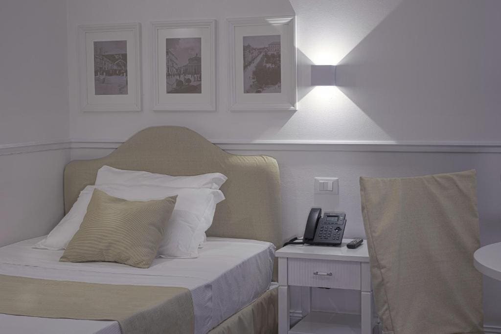 Deluxe Room room - Image 3
