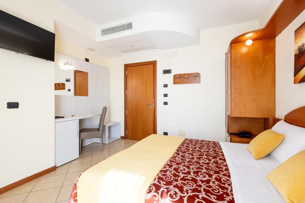 Standard Double or Twin Room with Balcony room - Image 2