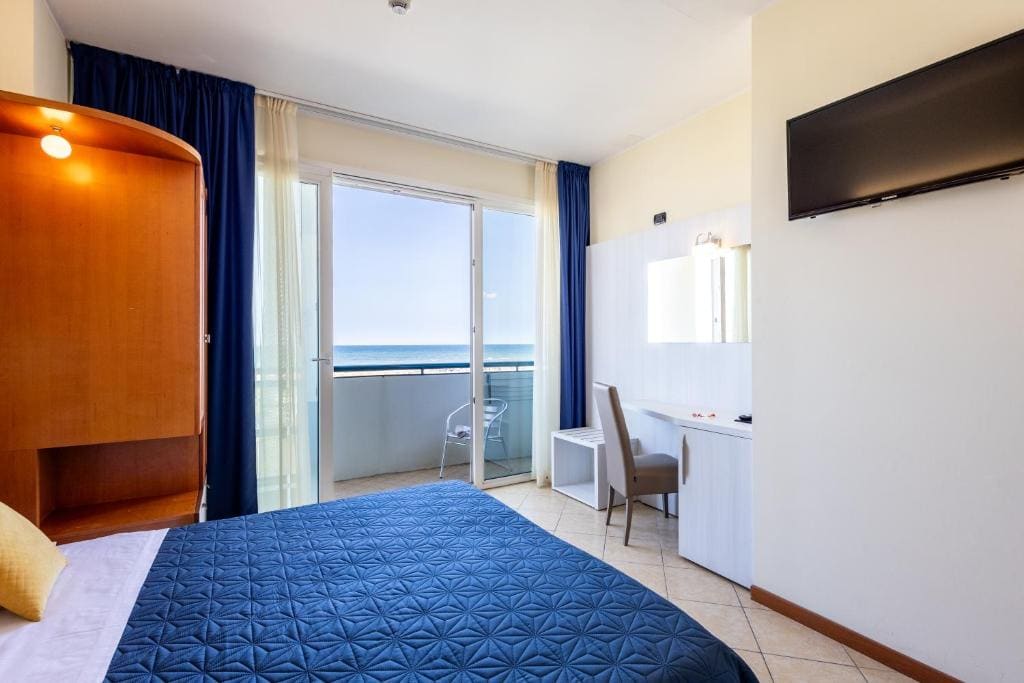 Superior Double or Twin Room with Sea View room - Image 3