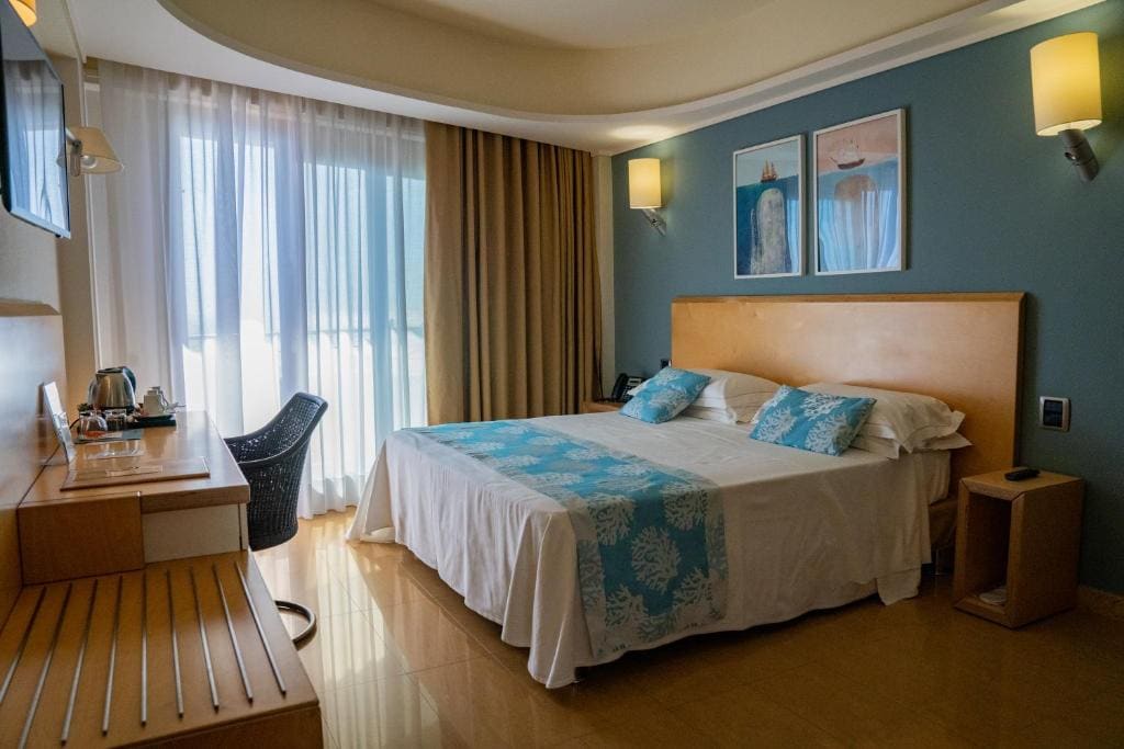 Deluxe Double or Twin Room with Sea View room - Image 3