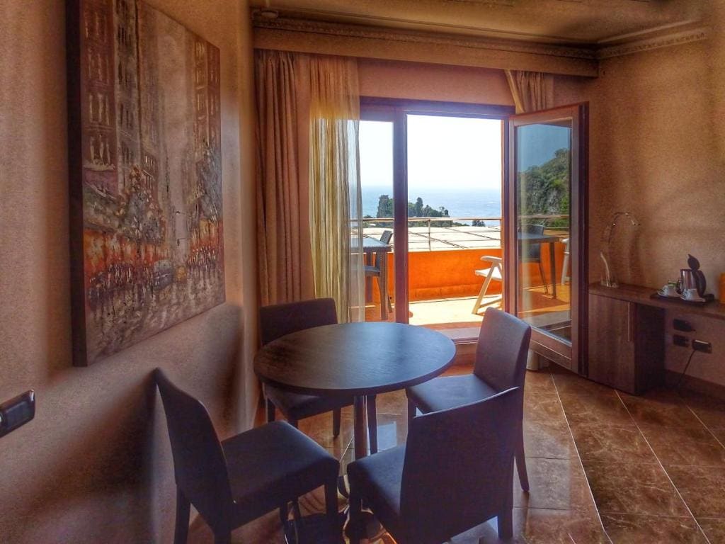 Family Room with Side Sea View room - Image 2