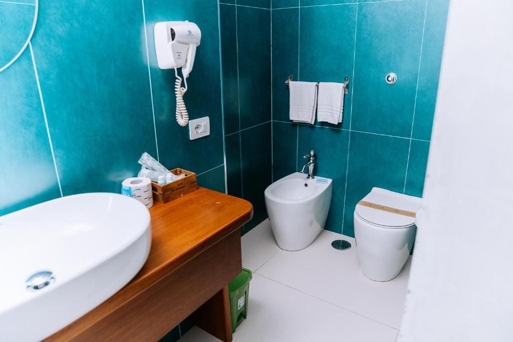 Queen Suite with Spa Bath room - Image 2