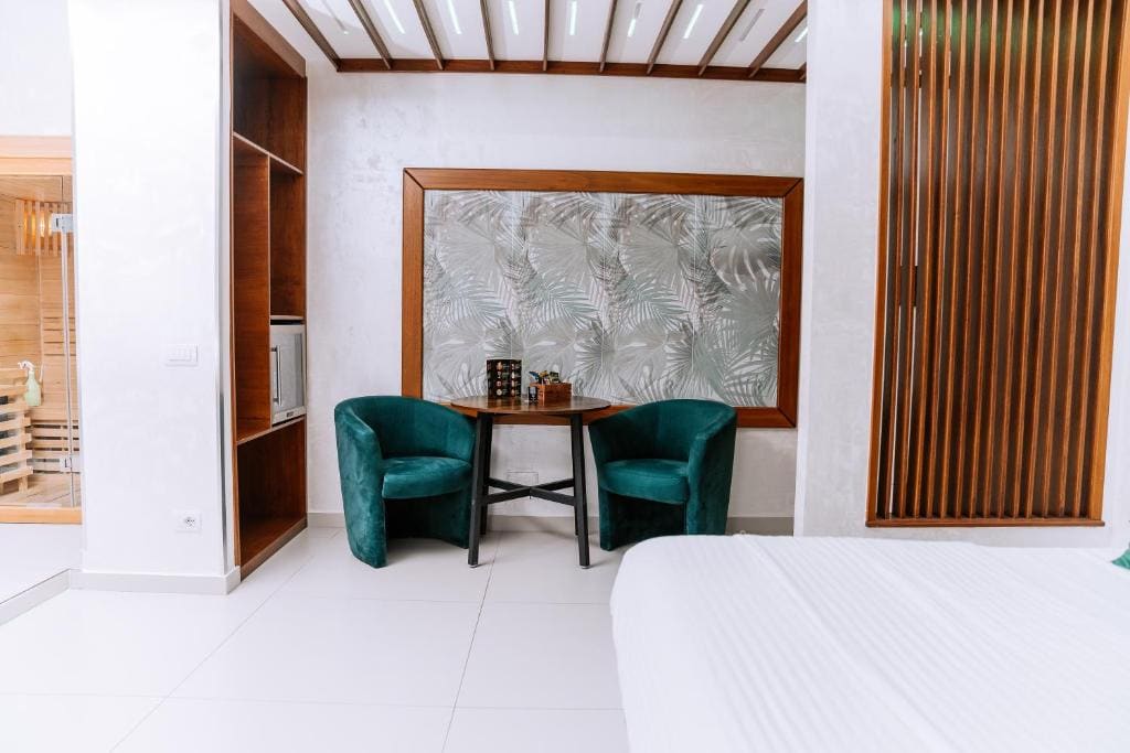 Queen Suite with Spa Bath room - Image 1