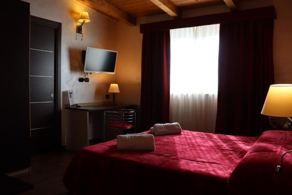Deluxe Double or Twin Room with Spa Bath room - Image 2