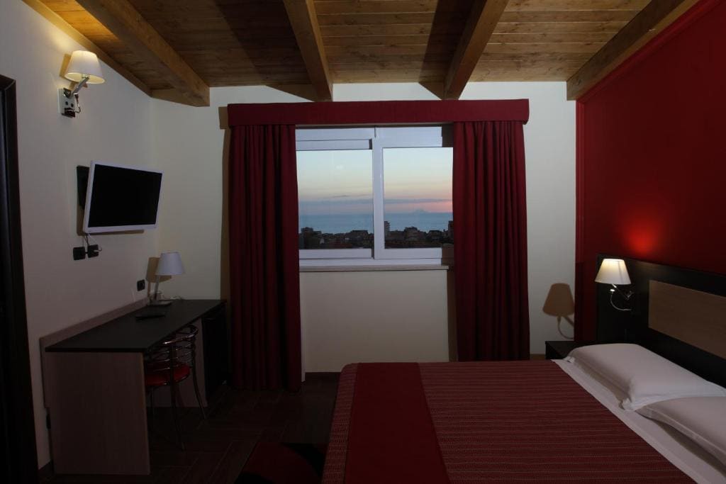 Deluxe Double or Twin Room with Spa Bath room - Image 3