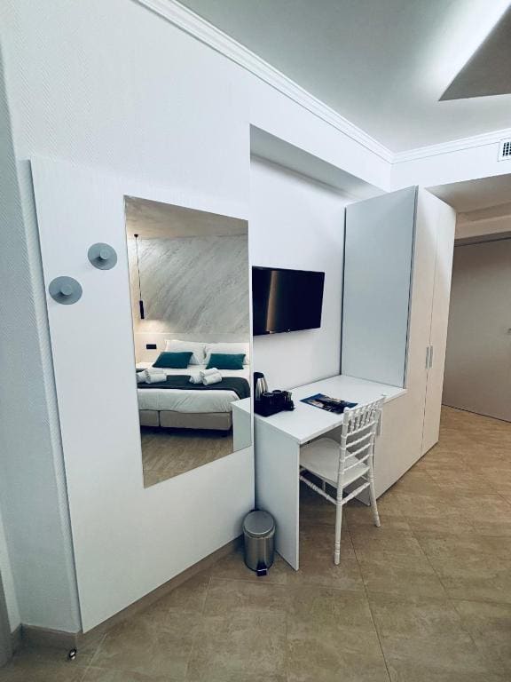 Superior Deluxe Double with Pool Access room - Image 2