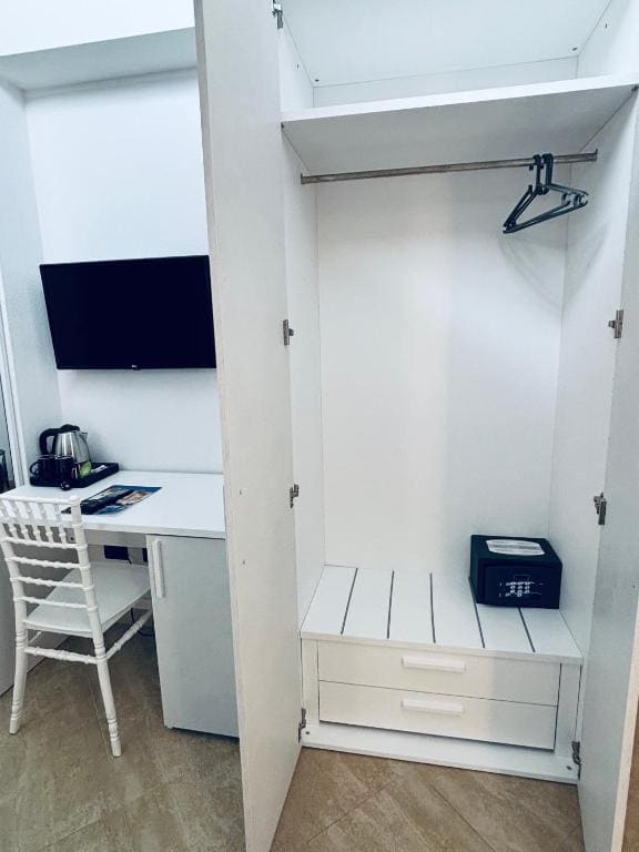 Superior Deluxe Double with Pool Access room - Image 3