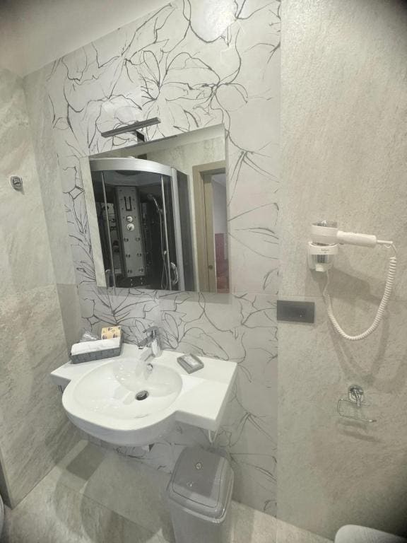 Deluxe Triple Room room - Image 2