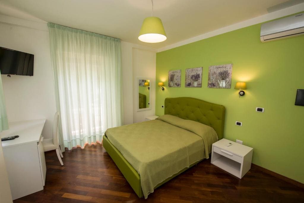 Double Room with Balcony and Sea View room - Image 2